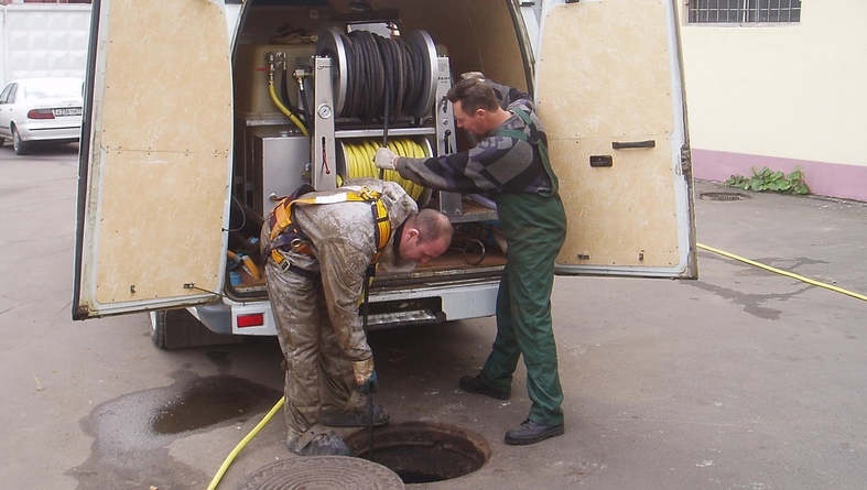 Работа по устранению засора на канализационном выпуске диаметром 100мм выполнена каналопромывочной установкой KROLL RO-JET 50/120 установленной в фургоне.