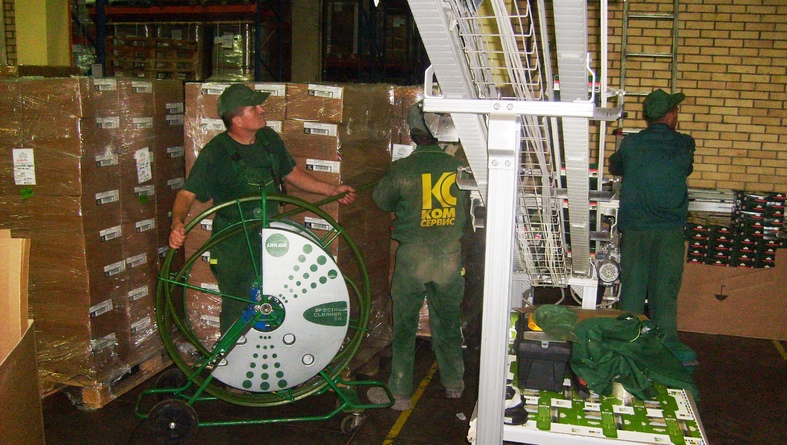 Очистка вентиляции фабрики «Ahmad Tea» производилась щеточной машиной «LIFA AIR». На предприятиях такого типа в воздуховодах скапливается большое количество чайной пыли.