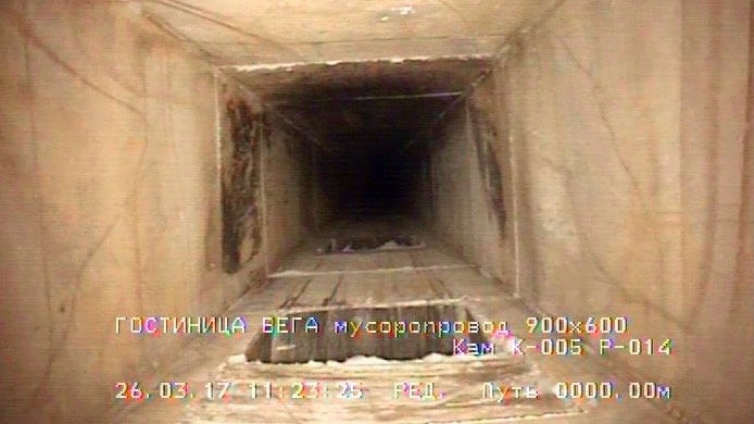 Изображение с камеры робота для видеодиагностики труб при обследовании шахты мусоропровода на предмет целостности стенок мусоропровода.