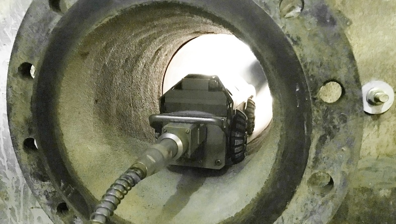 Запуск телеинспекционного робота в водопроводную трубу диаметром 250мм для проведения внутритрубной диагностики на предмет качества прокладки трубопровода после строительства.