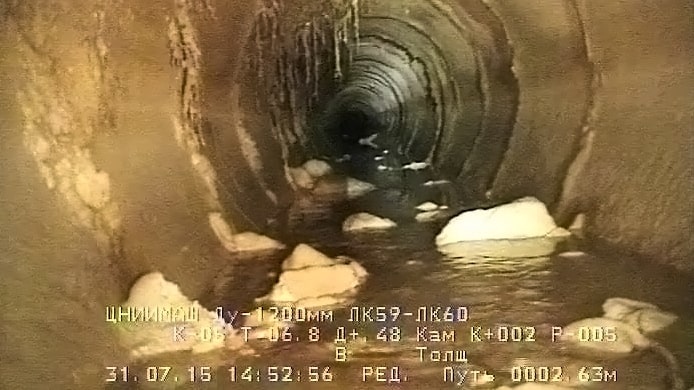Изображение с камеры телеинспекционного робота при проведении внутритрубной диагностики ливневой канализации диаметром 1200мм .